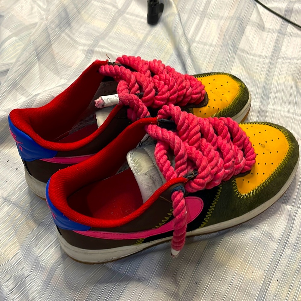 Air Force 1 customiser. Very comfortable and beautiful.